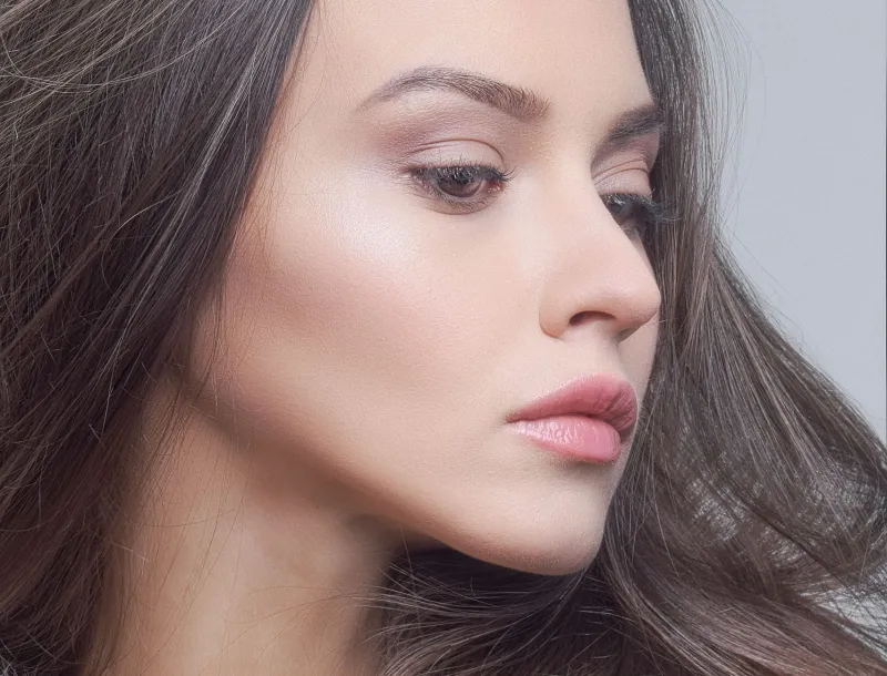 Golden Hour Faces: How Warm, Earthy Palettes Took Over the American Beauty Conversation